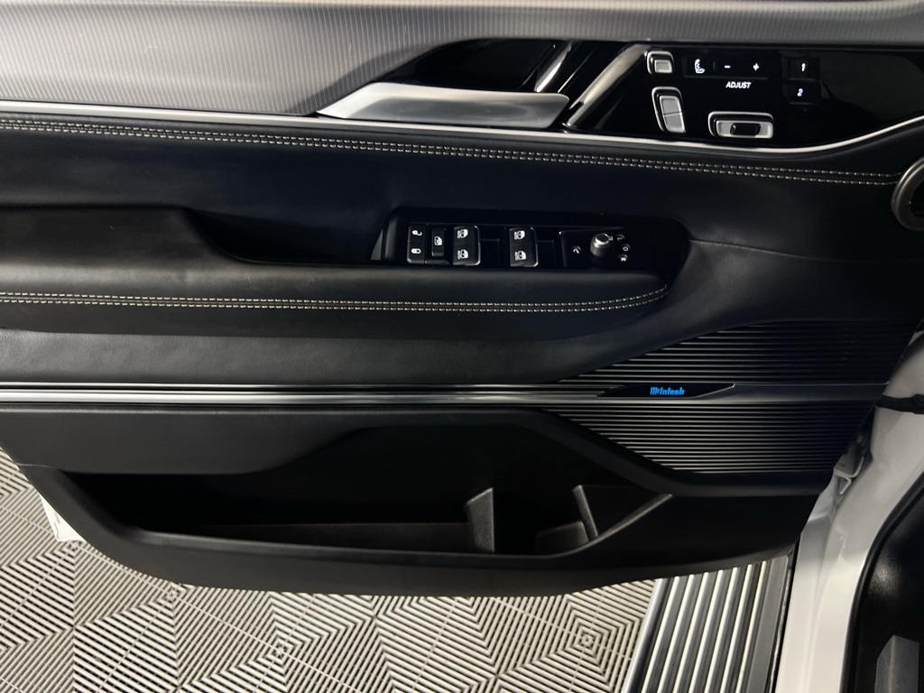 2023 Jeep Grand Wagoneer II photo 22