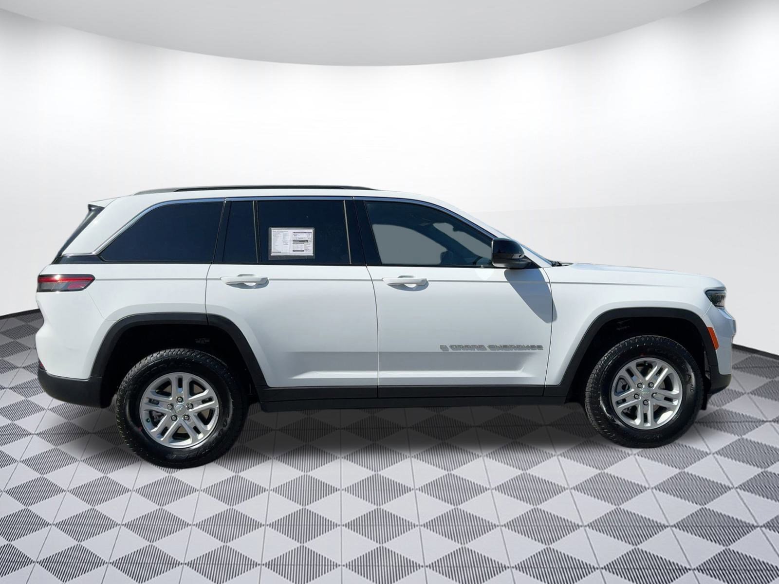 2025 Jeep Grand Cherokee Laredo photo 7