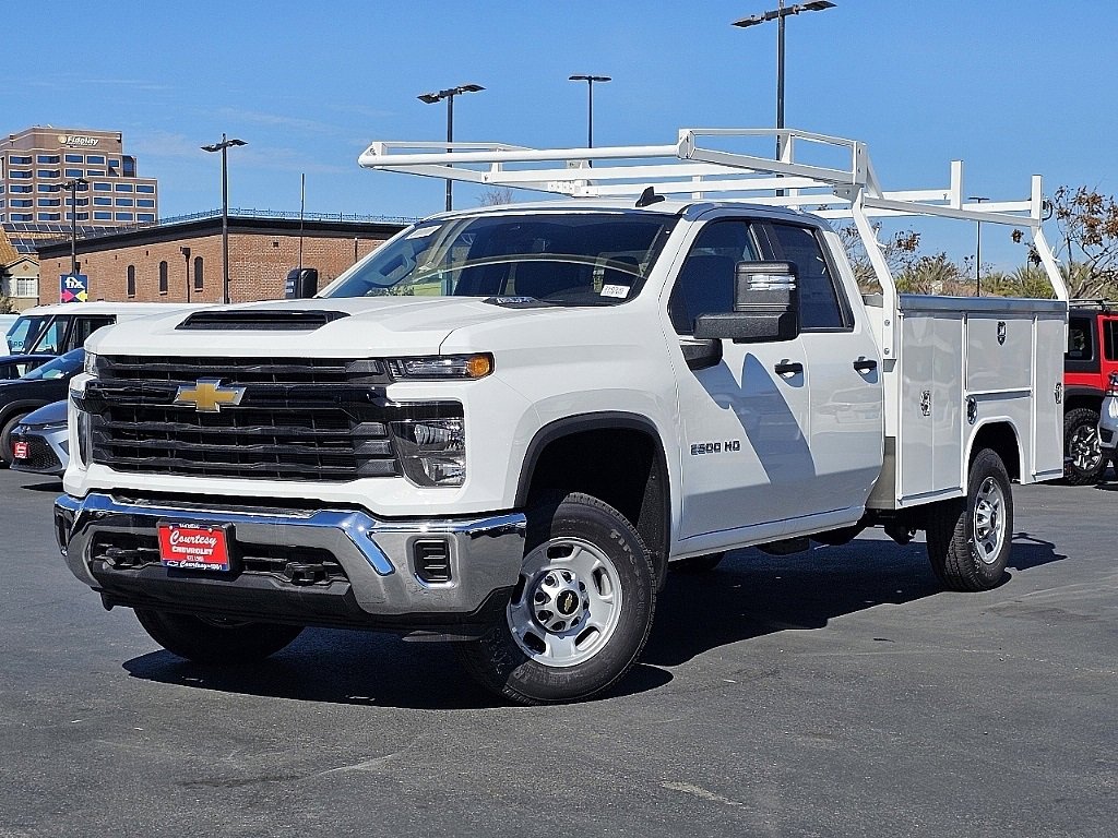 2025 Chevrolet Silverado 2500HD photo 2