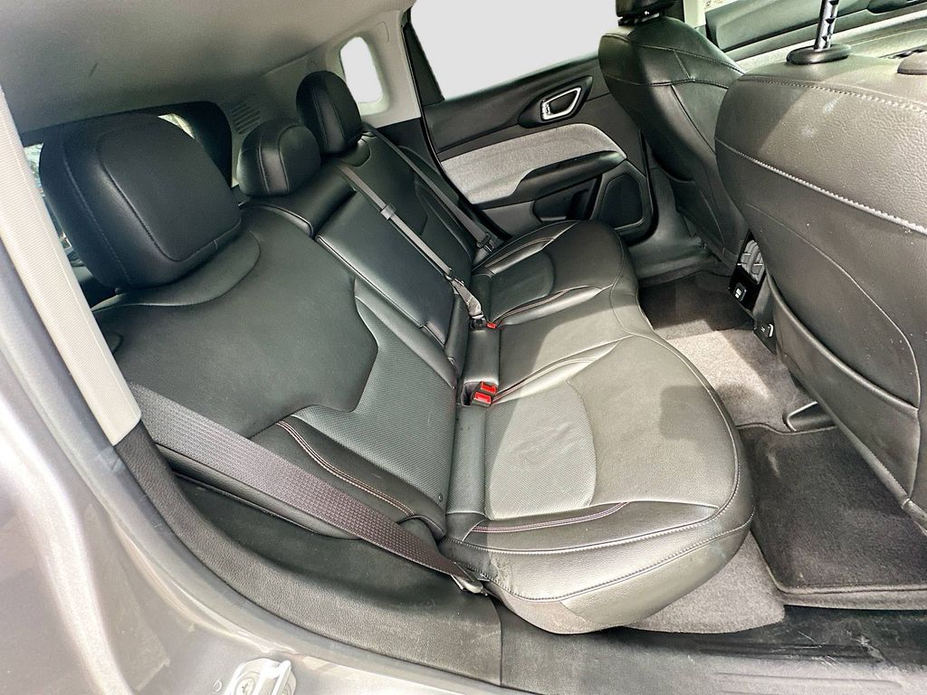 2022 Jeep Compass Latitude Lux photo 11