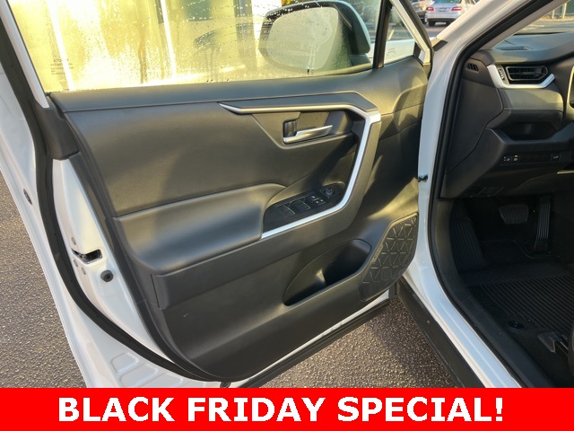 2025 Toyota RAV4 XLE photo 4