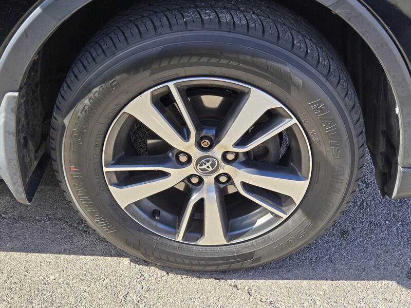 2016 Toyota RAV4 XLE photo 3