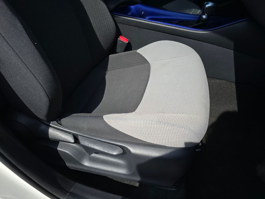 2019 Toyota C-HR XLE photo 24
