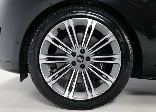 2023 Land Rover Range Rover SE photo 8