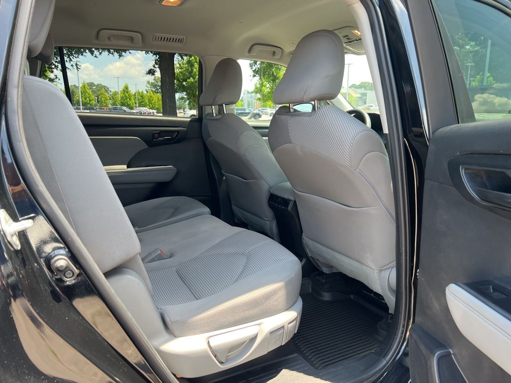 2023 Toyota Highlander L photo 18
