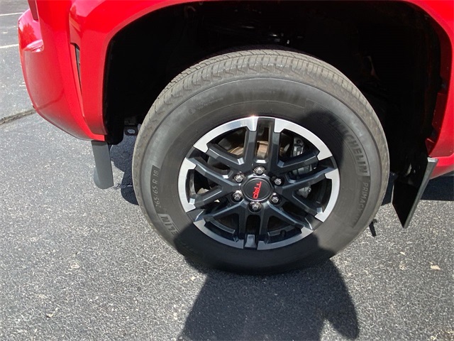 2024 Toyota Tacoma TRD Sport 4x4 photo 2