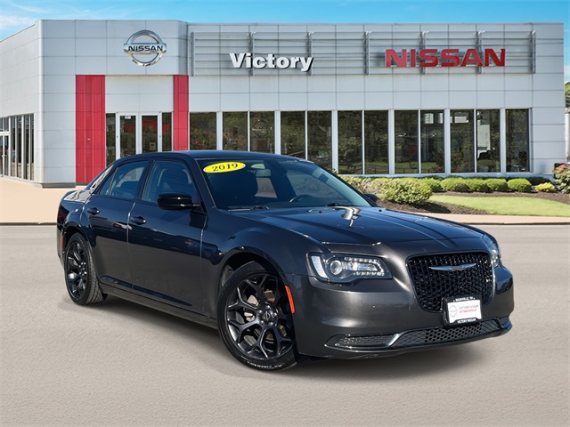 2019 Chrysler 300 Touring's photo