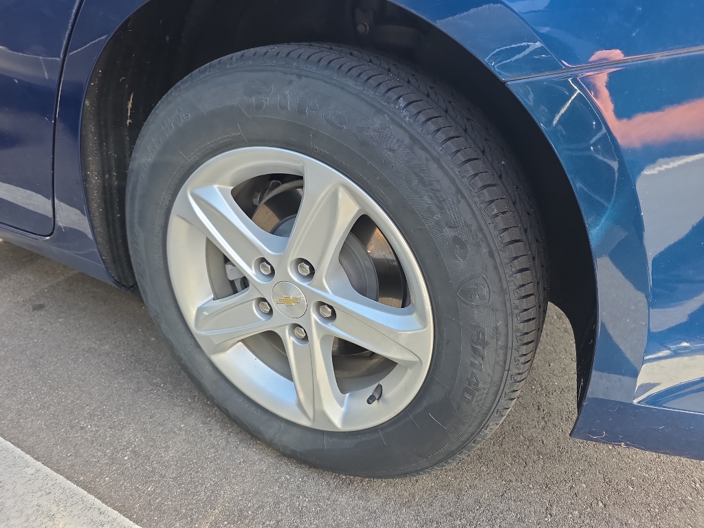 2019 Chevrolet Malibu LS photo 3