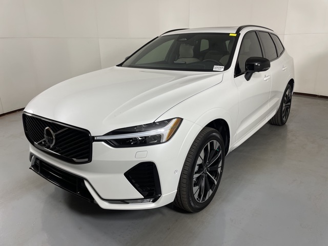 2026 Volvo XC60 Plus photo 4