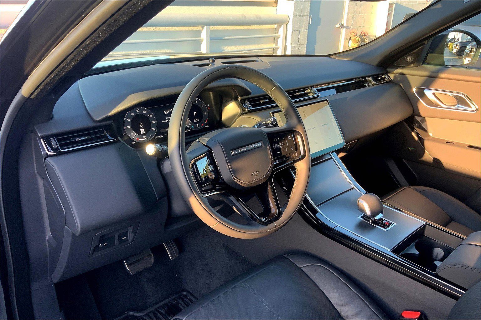 2025 Land Rover Range Rover Velar SE photo 4