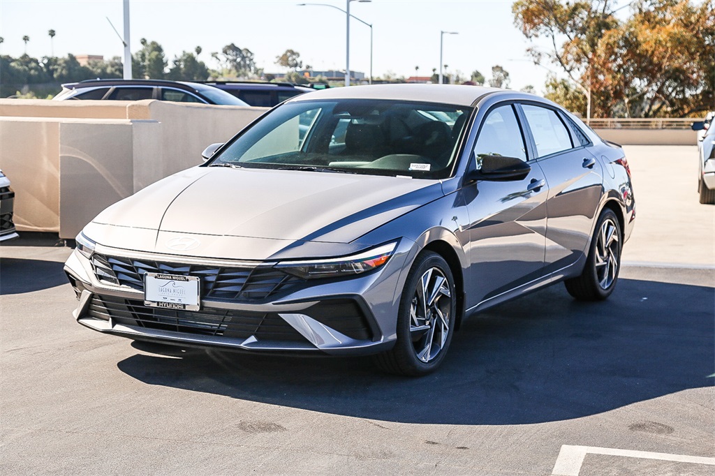 2025 Hyundai Elantra SEL Sport photo 2
