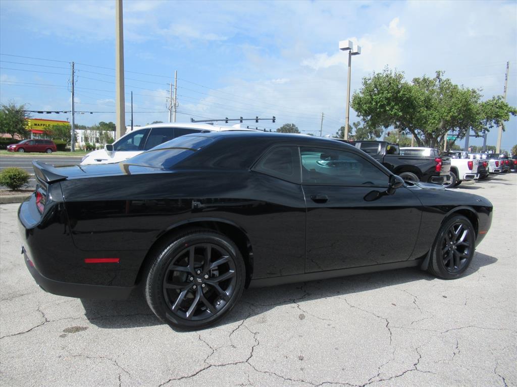 2022 Dodge Challenger SXT photo 6