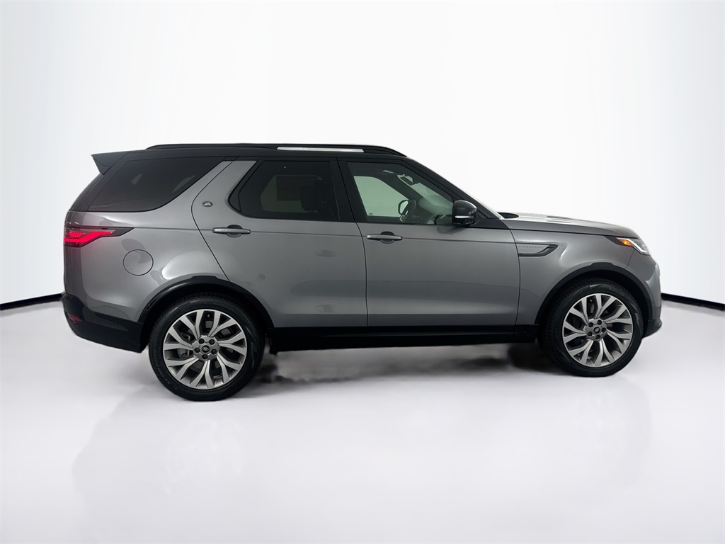 2026 Land Rover Discovery photo 2