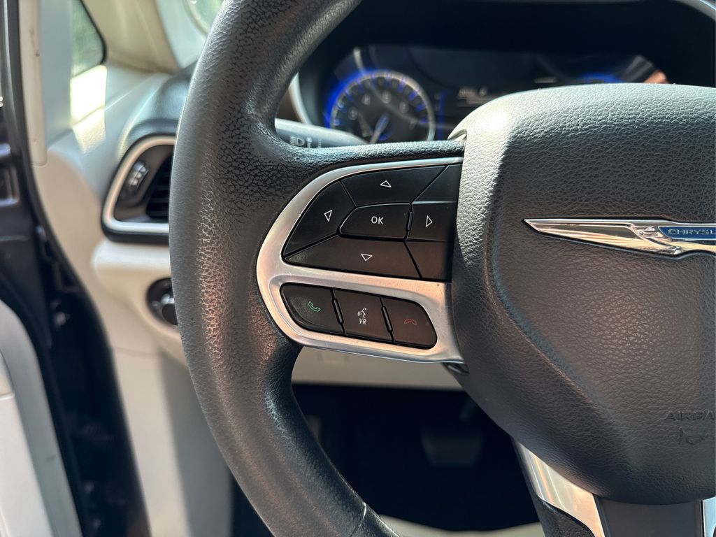 2020 Chrysler Voyager LXi photo 30