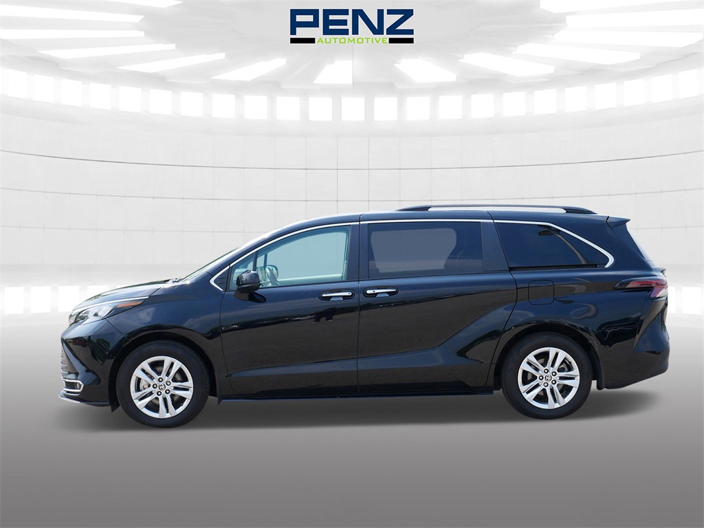 2024 Toyota Sienna XLE photo 2