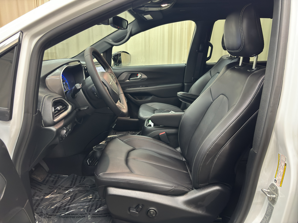 2026 Chrysler Pacifica photo 16