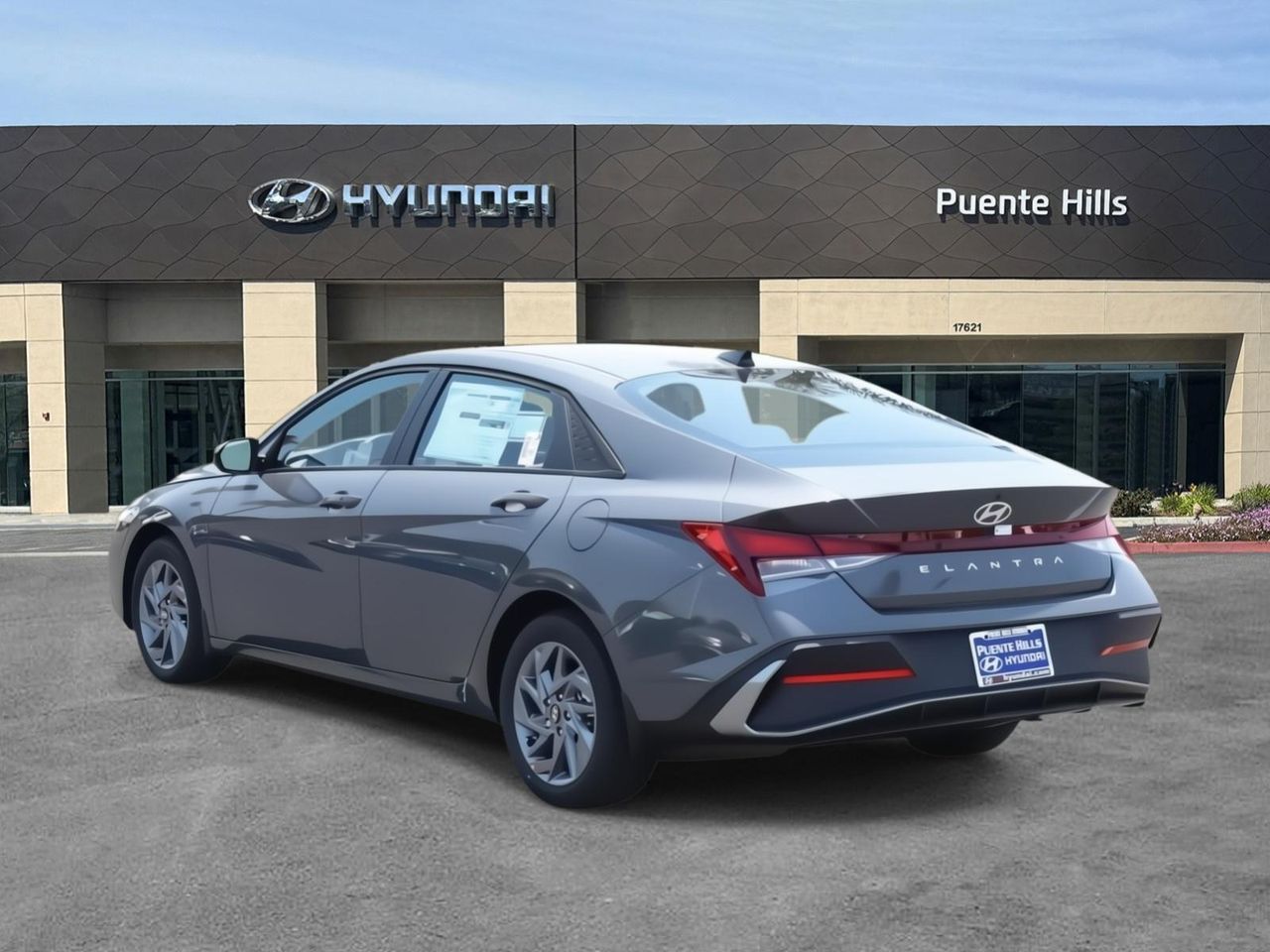 2025 Hyundai Elantra SEL Sport photo 3