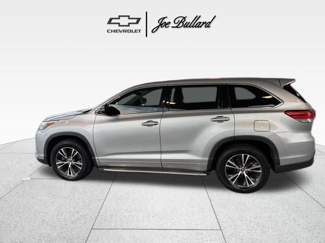 2018 Toyota Highlander LE photo 4