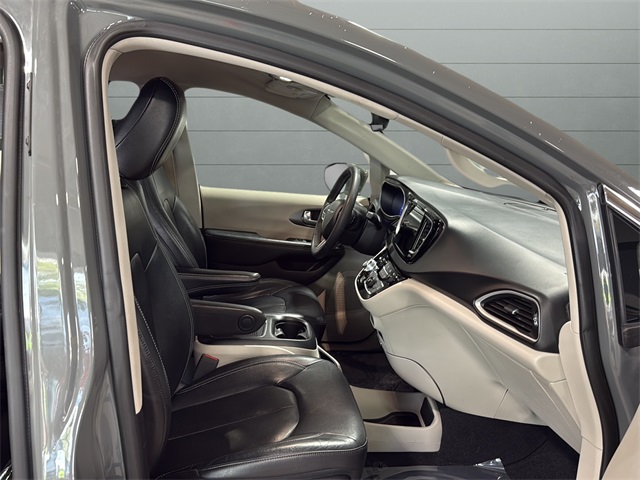 2022 Chrysler Pacifica Touring L photo 15
