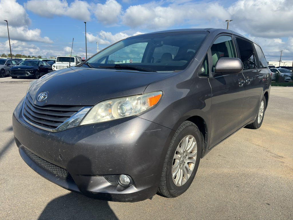 2014 Toyota Sienna XLE photo 2