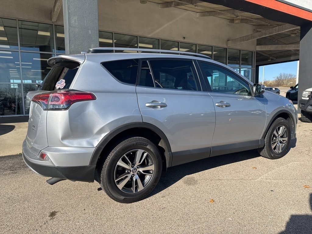 2017 Toyota RAV4 XLE photo 4