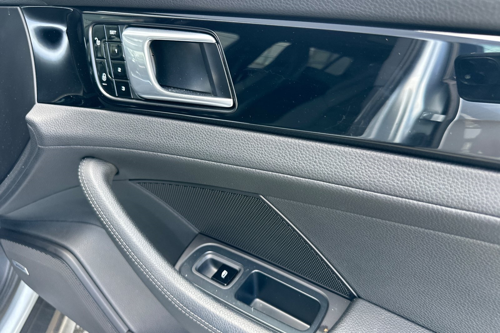 2018 Porsche Panamera 4 photo 20