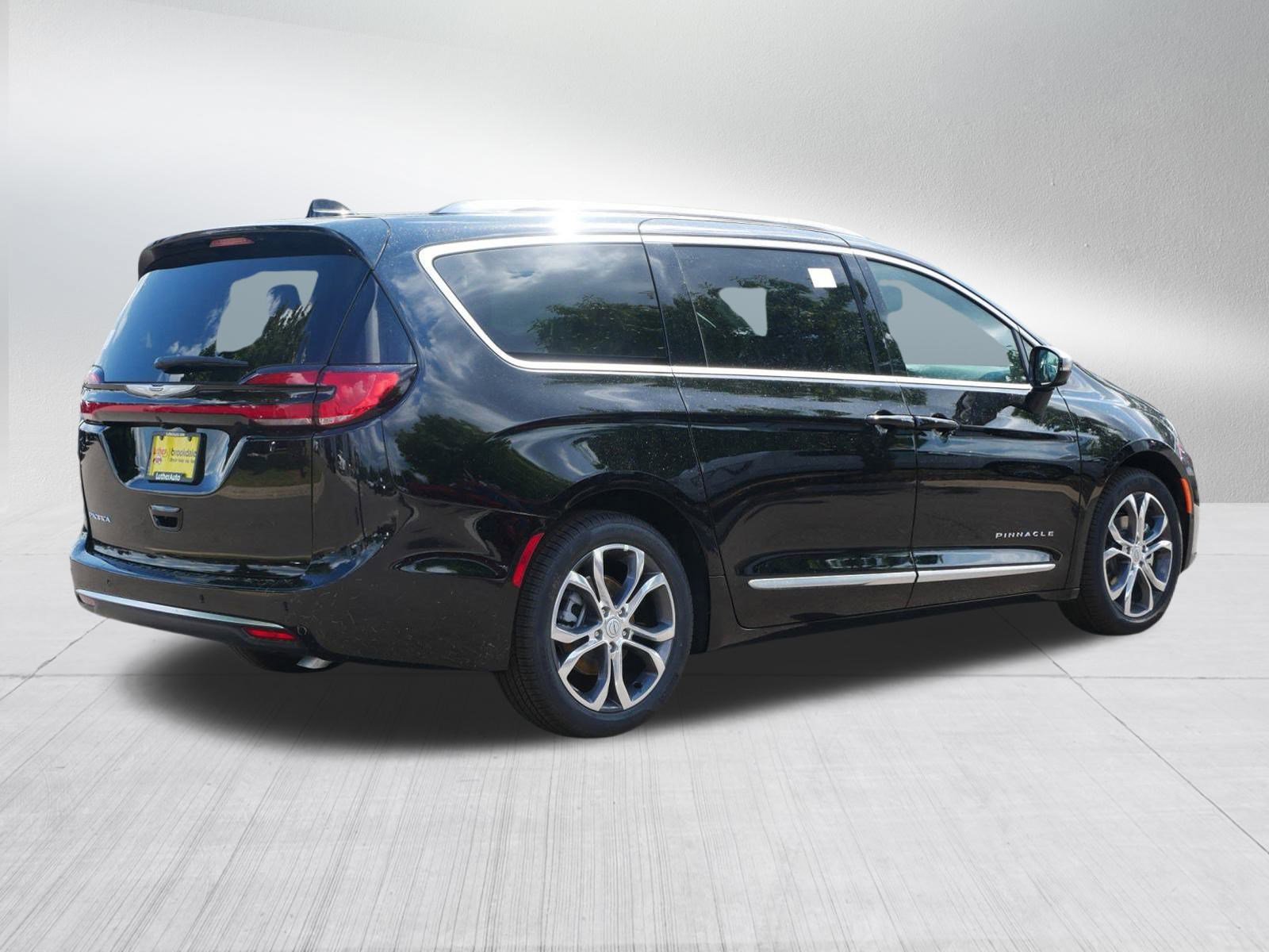 2026 Chrysler Pacifica Pinnacle photo 5