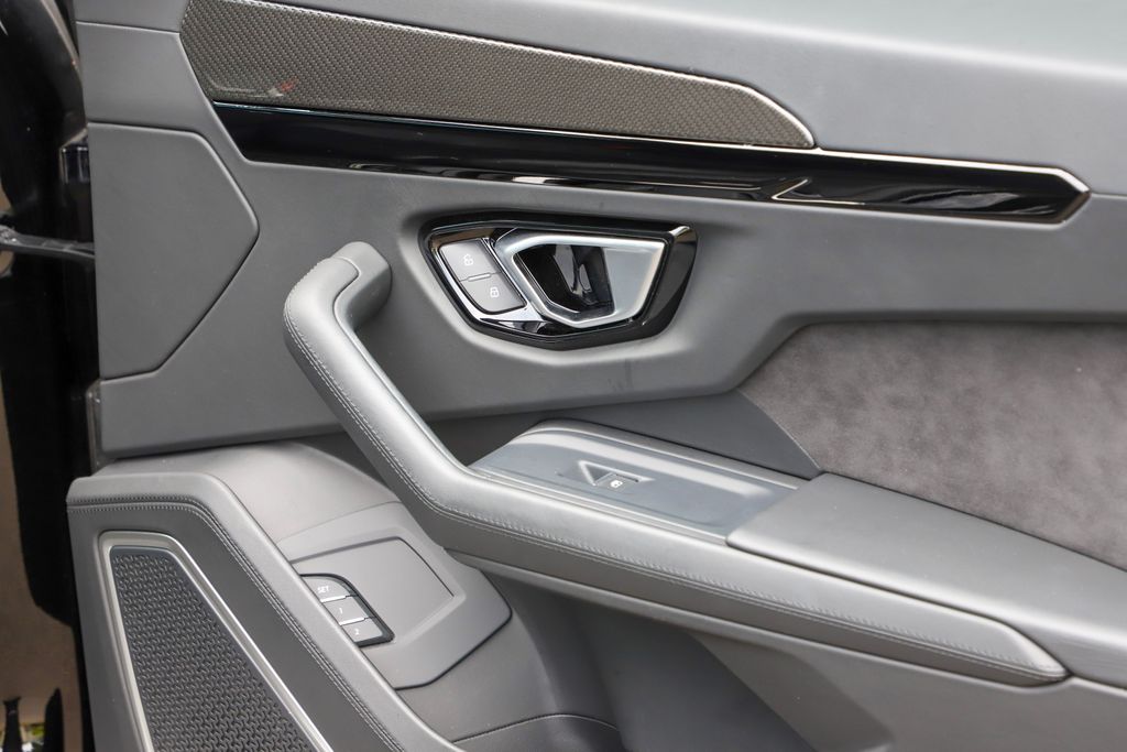 2021 Lamborghini Urus photo 38