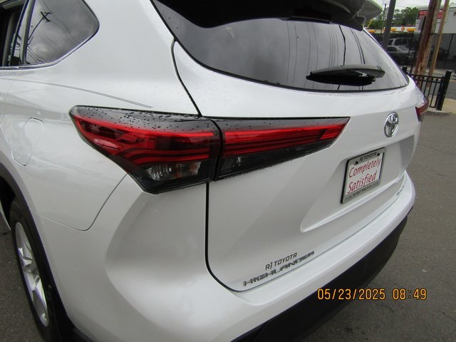 Image 7 of 2022 Toyota Highlander LE AWD