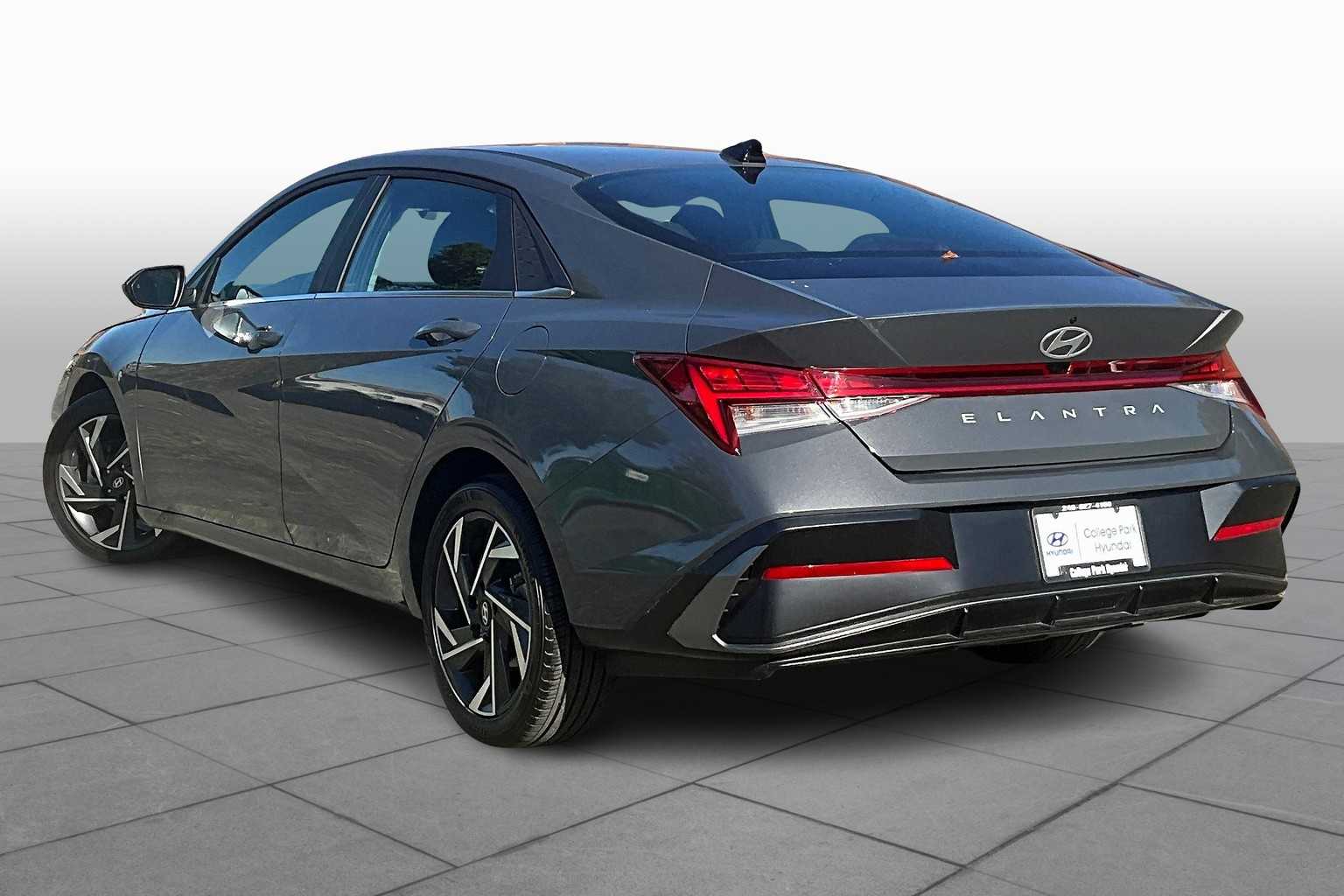 2024 Hyundai Elantra SEL Convenience photo 10