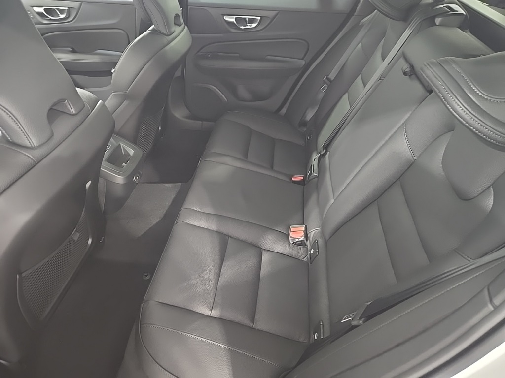 2026 Volvo V60 Plus photo 17