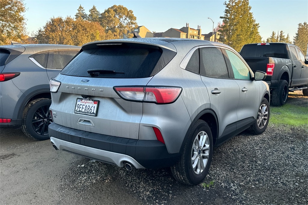 2022 Ford Escape SE photo 2