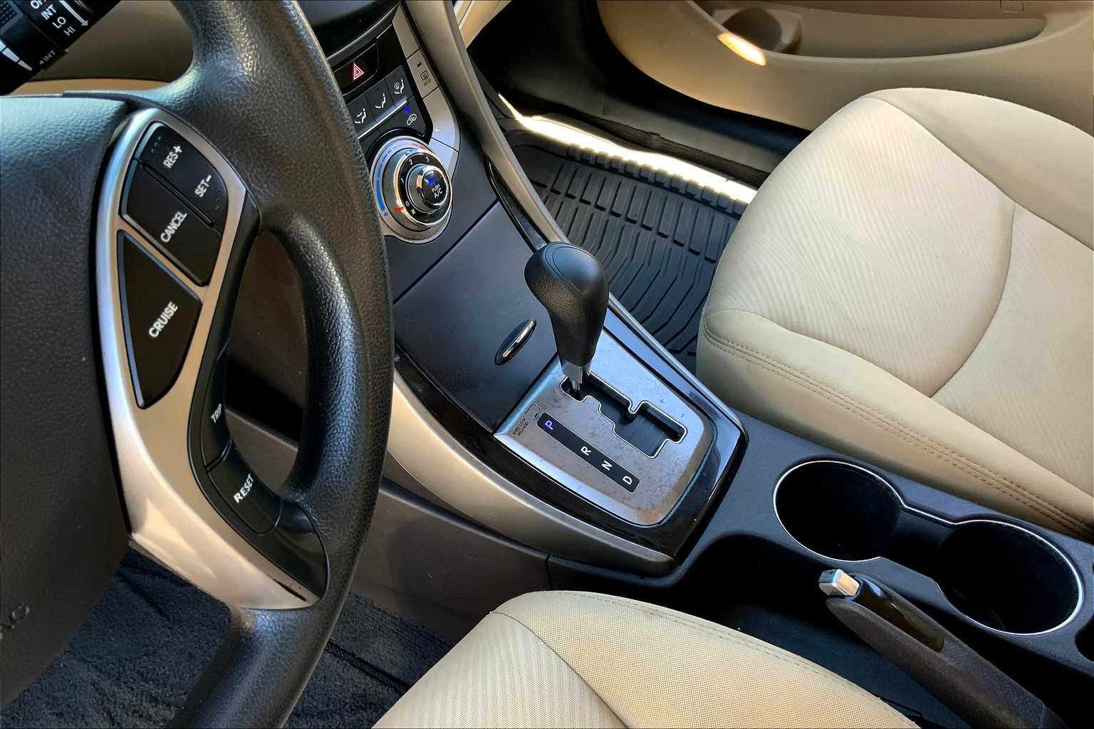 2013 Hyundai Elantra GLS photo 14