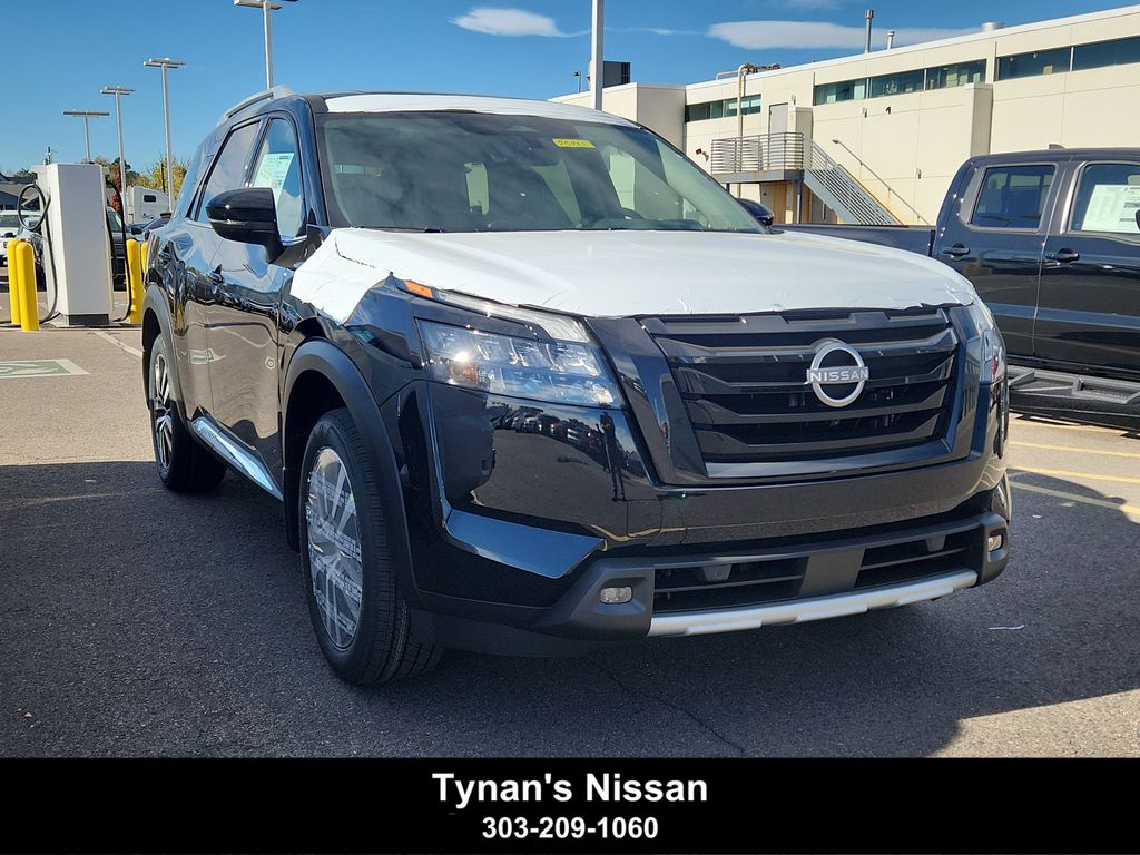 2025 Nissan Pathfinder Platinum's photo