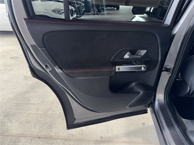 2024 Mercedes Benz GLB 250 photo 15