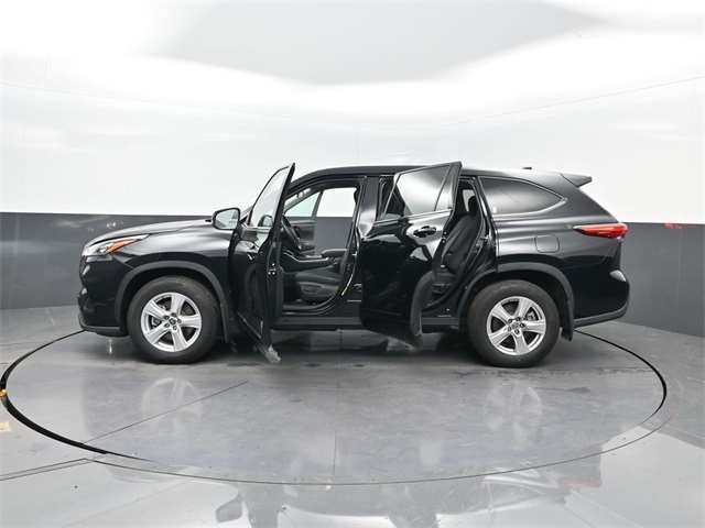 2020 Toyota Highlander LE photo 23