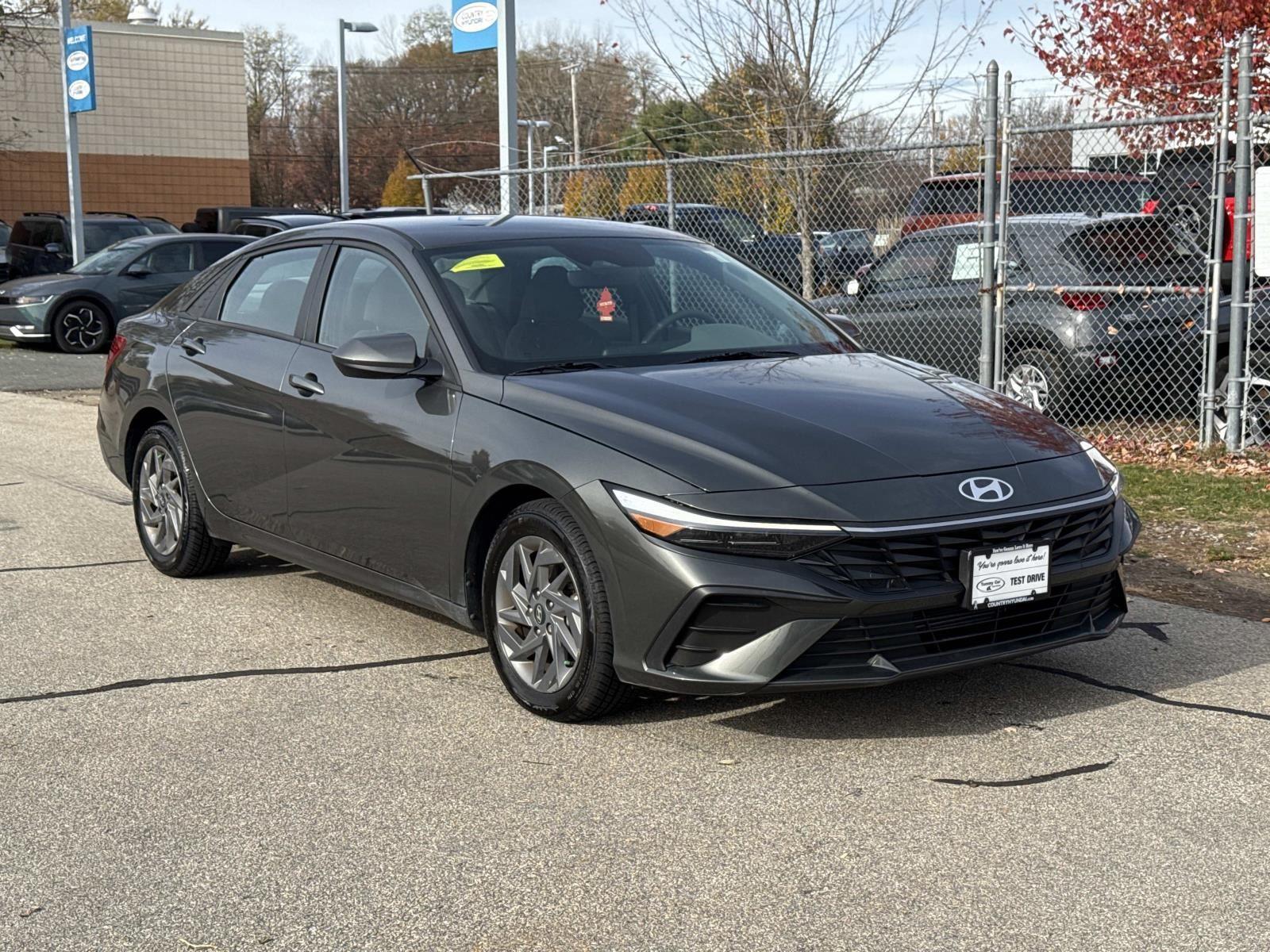 2024 Hyundai Elantra SEL photo 2