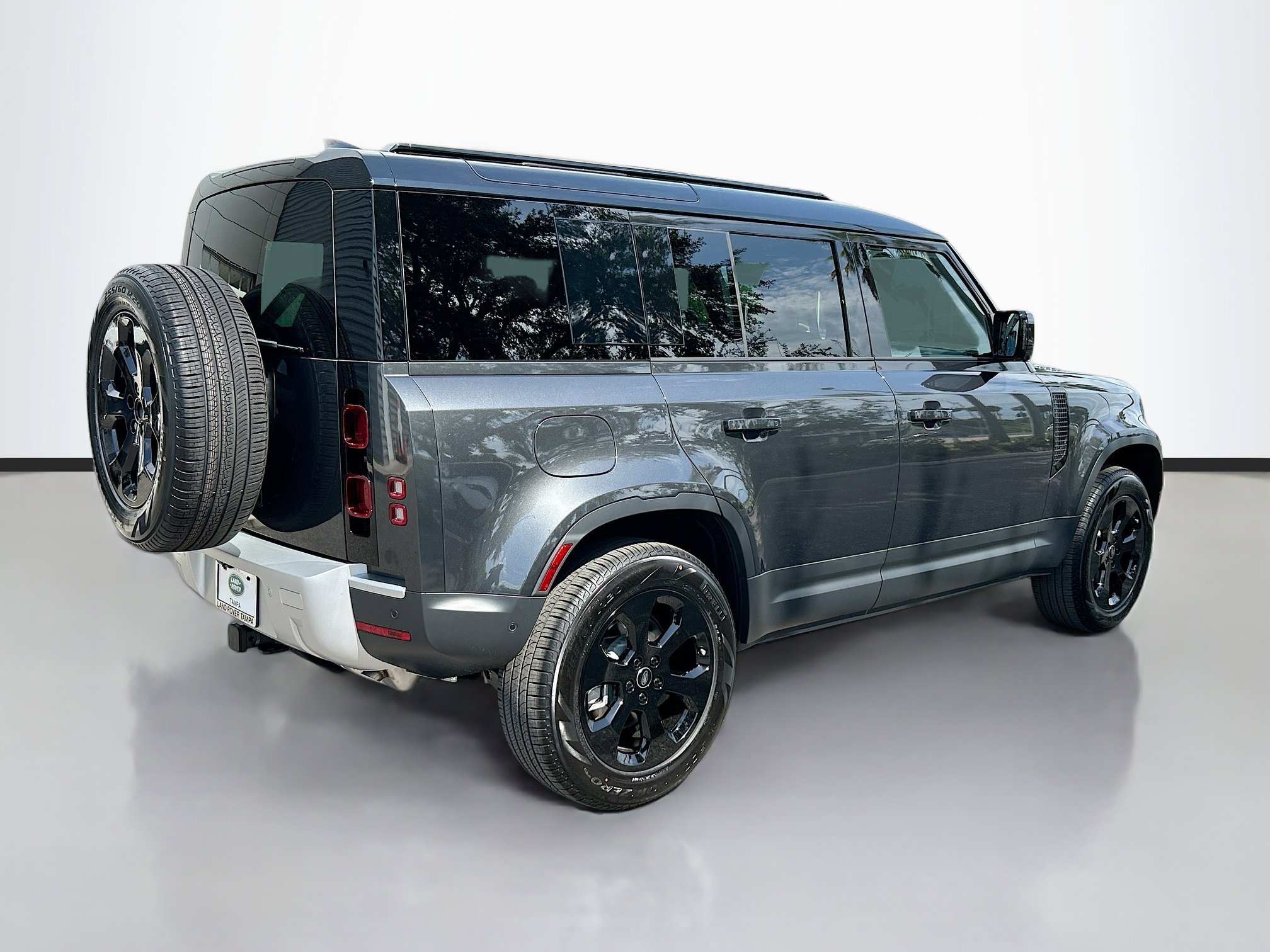 2025 Land Rover Defender 110 photo 4