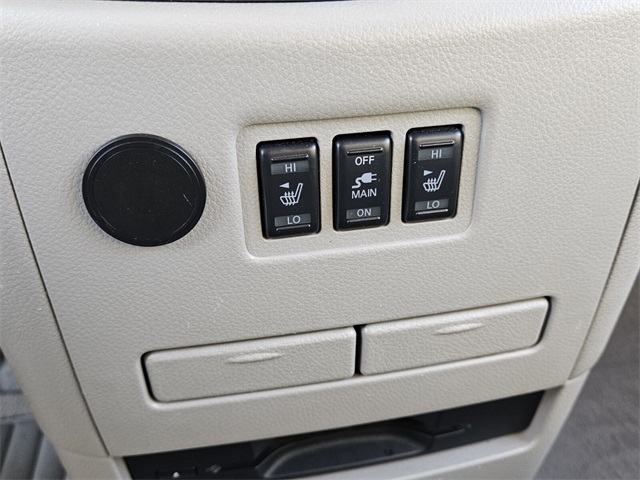 2014 Nissan Quest SV photo 19