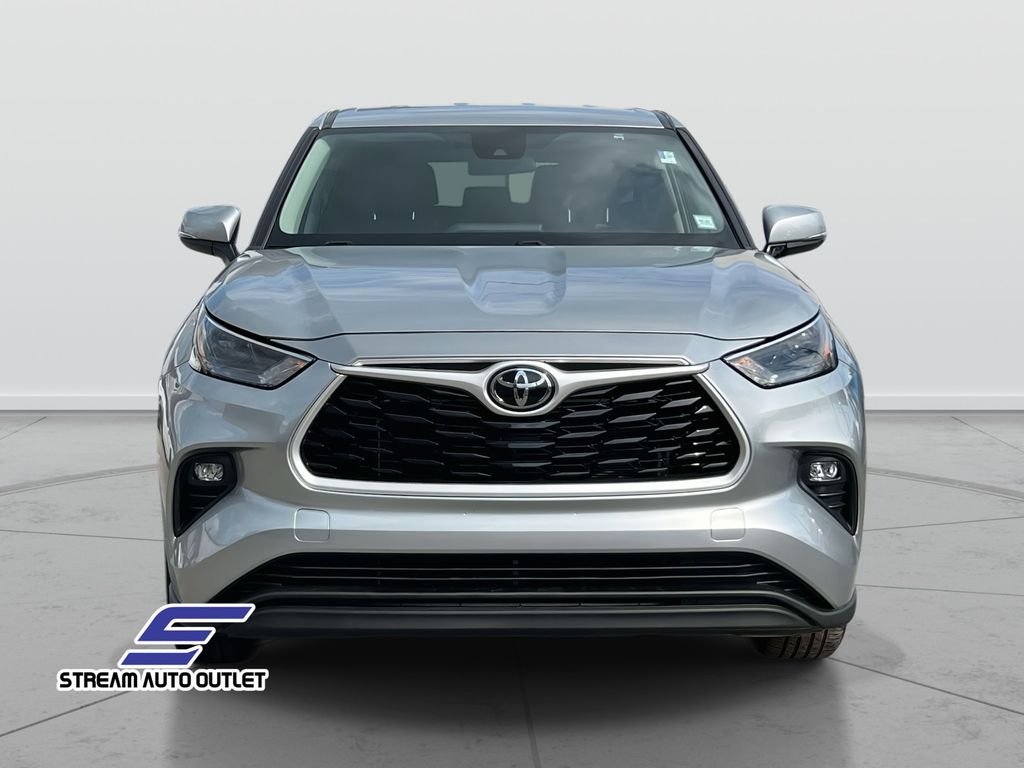 2023 Toyota Highlander LE photo 2