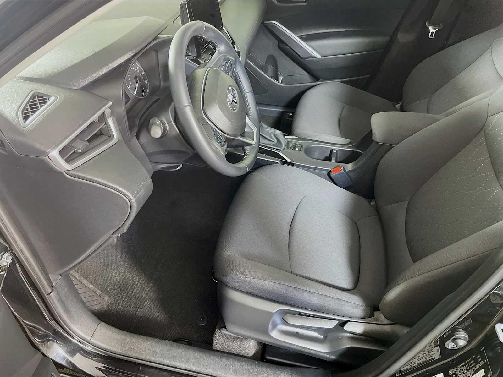 2023 Toyota Corolla Cross LE photo 17