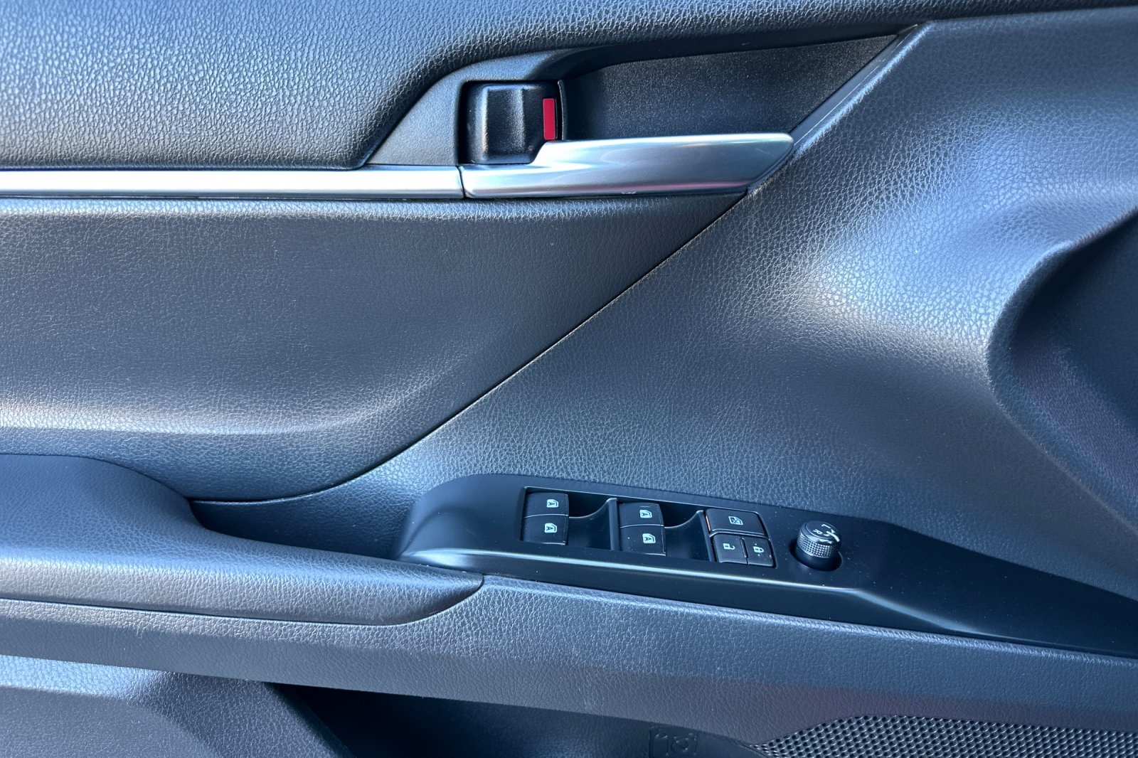 2020 Toyota Camry SE photo 11
