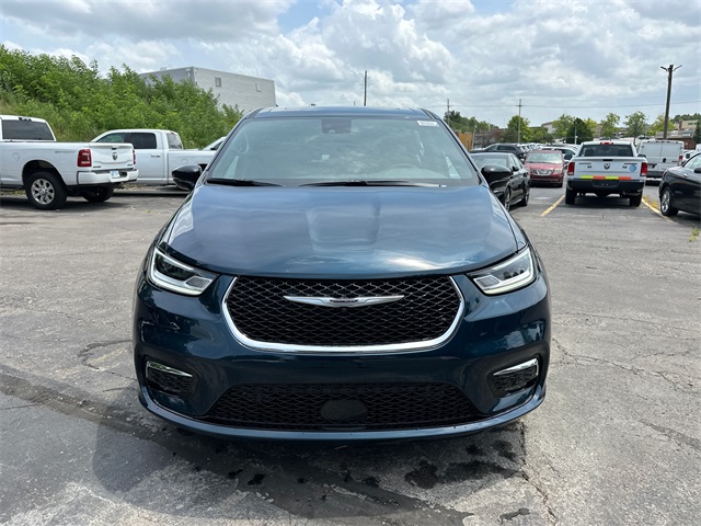 2025 Chrysler Pacifica photo 3
