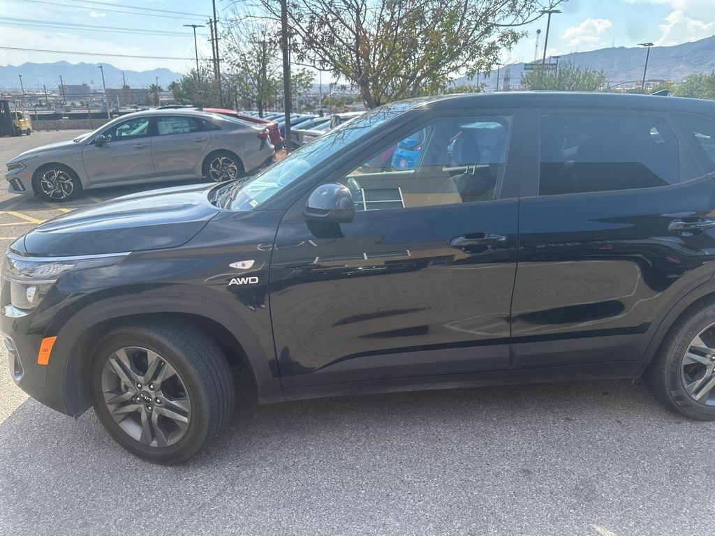 2023 Kia Seltos LX photo 9