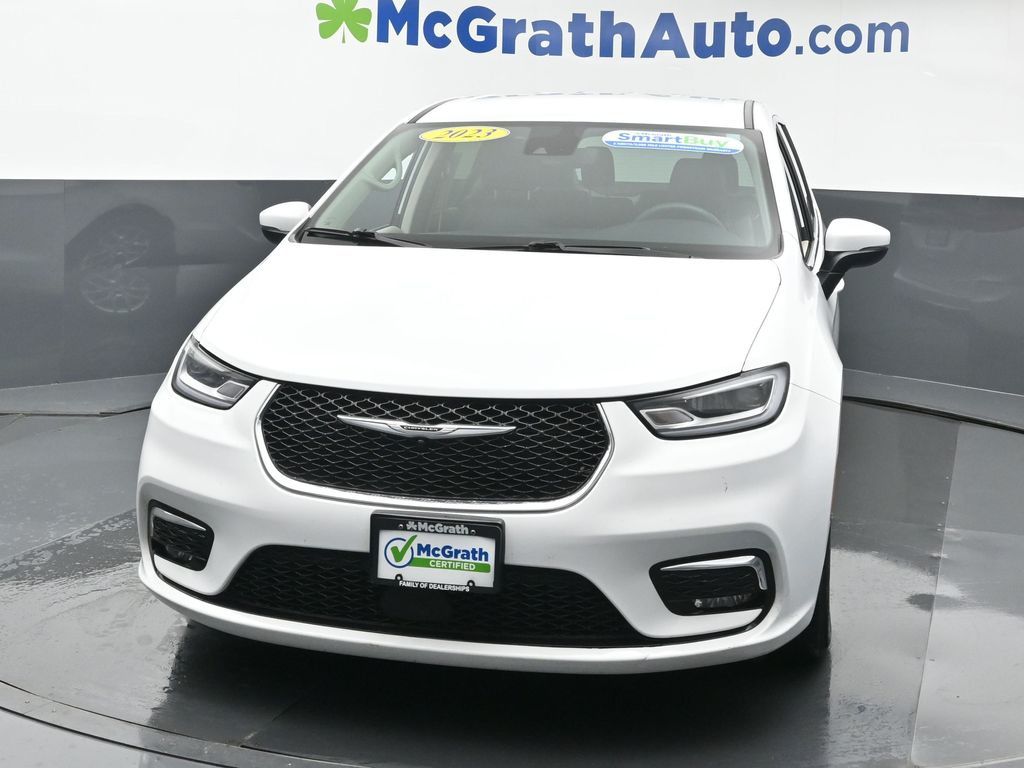 2023 Chrysler Pacifica Touring L photo 3