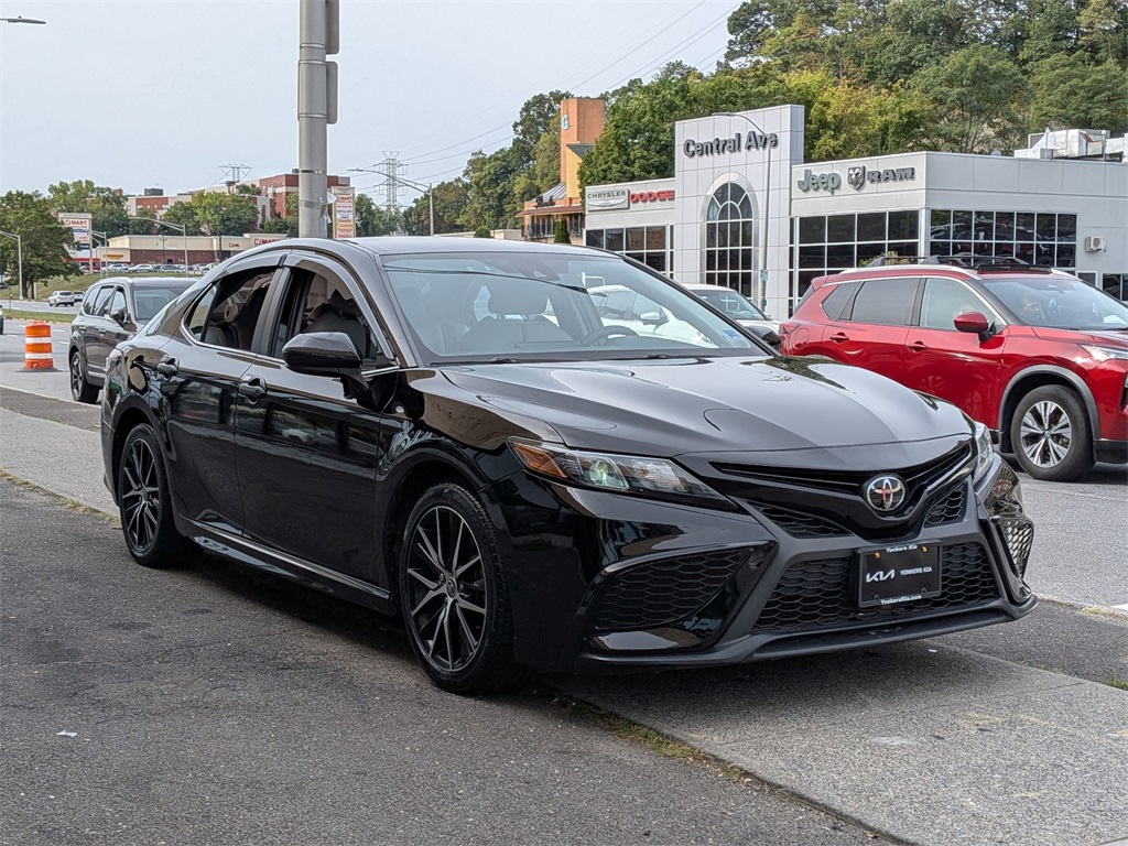 2021 Toyota Camry SE photo 3