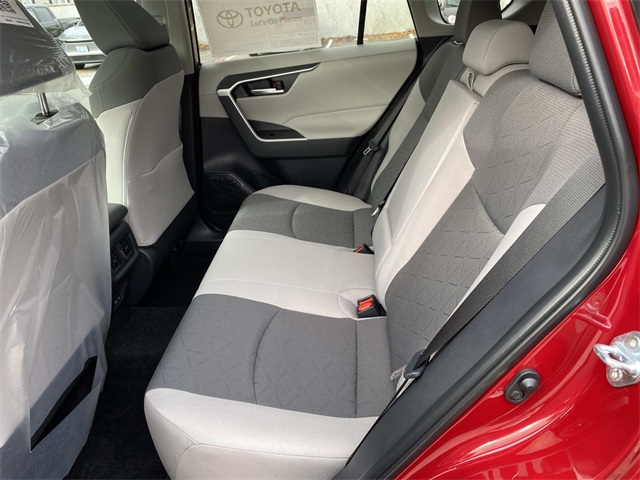 2025 Toyota RAV4 XLE photo 4