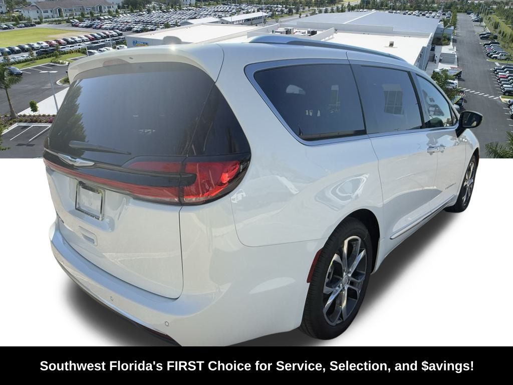 2026 Chrysler Pacifica Pinnacle photo 4