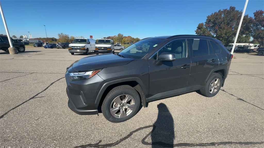 2022 Toyota RAV4 XLE photo 3