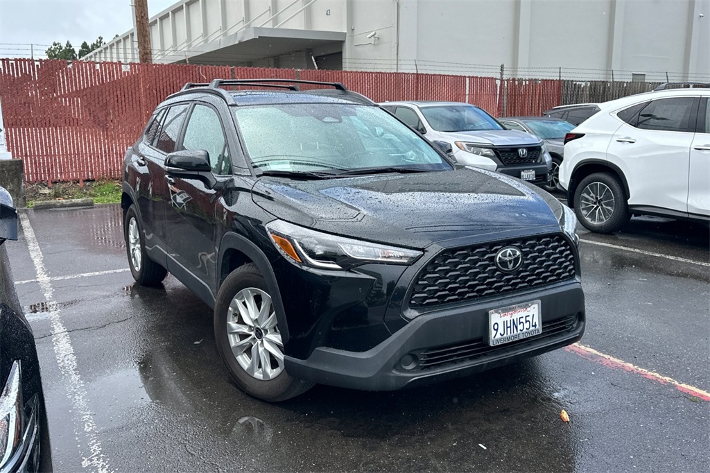 2023 Toyota Corolla Cross LE photo 2